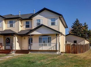 13 Ross Pl, Crossfield, AB T0M 0S0
