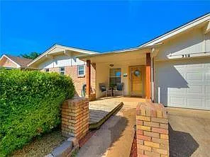 218 Tanglewood Dr — Photo 2