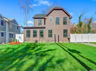 461 Bay 4th St, West Islip, NY 11795