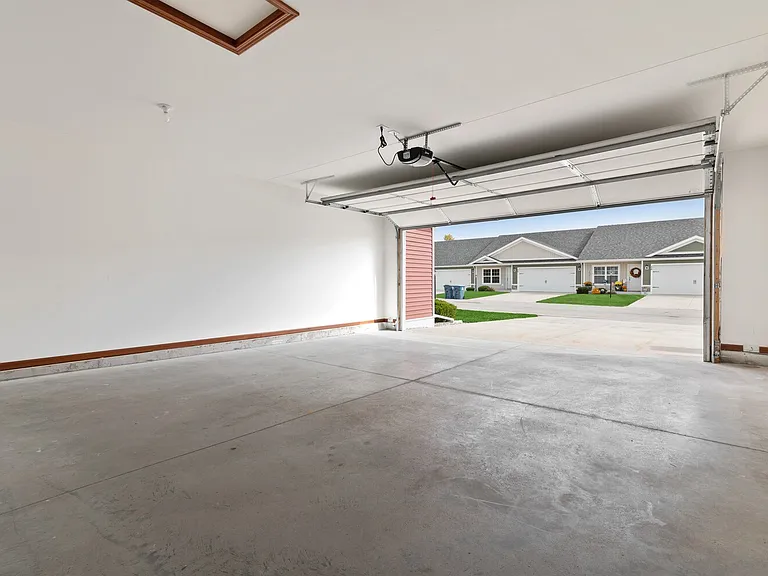 Perry Creek Townhomes - Midland, MI — Photo 14