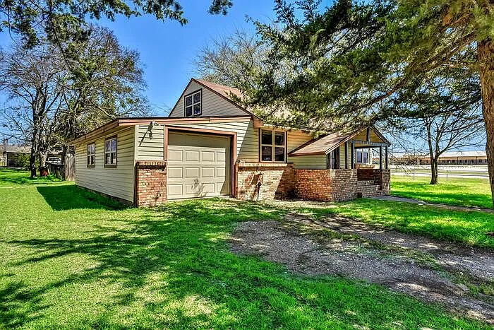 2 bed, 1.0 bath, 1350 sqft, $1,595 — Photo 3
