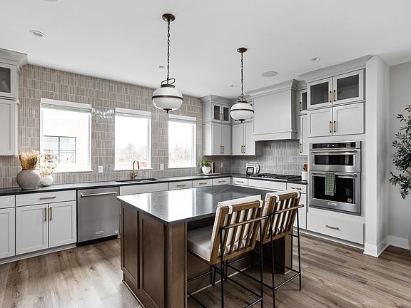 Chef s Kitchen with Eat-In Island