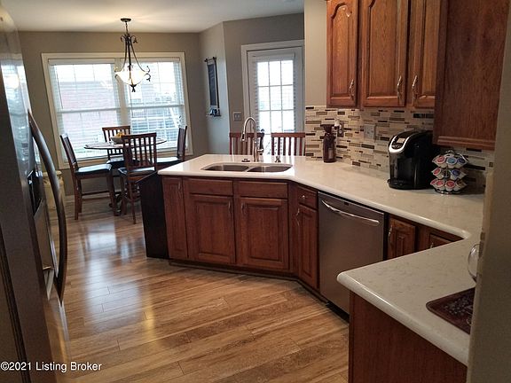 4th image of 253 E Woodlake Cir