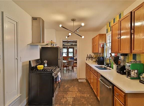 3rd image of 325 Kensington Ave