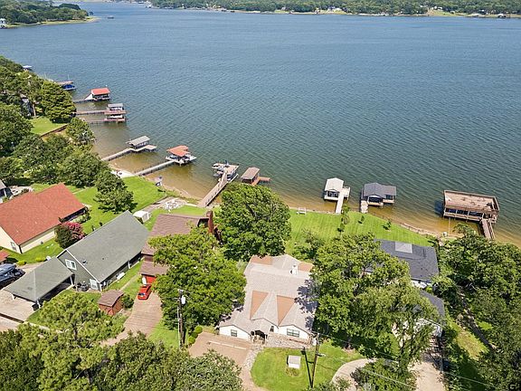 2nd image of 140 Pin Oak Dr