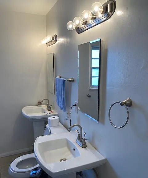 628 Midvale Ave — Photo 17