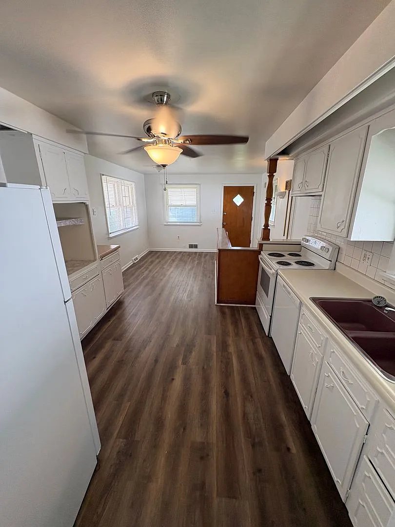 Freshly Turned 2-Bedroom House in Peoria Move-In Ready, Appliances Included — Photo 4
