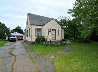 19198 Eastwood Dr, Harper Woods, MI 48225
