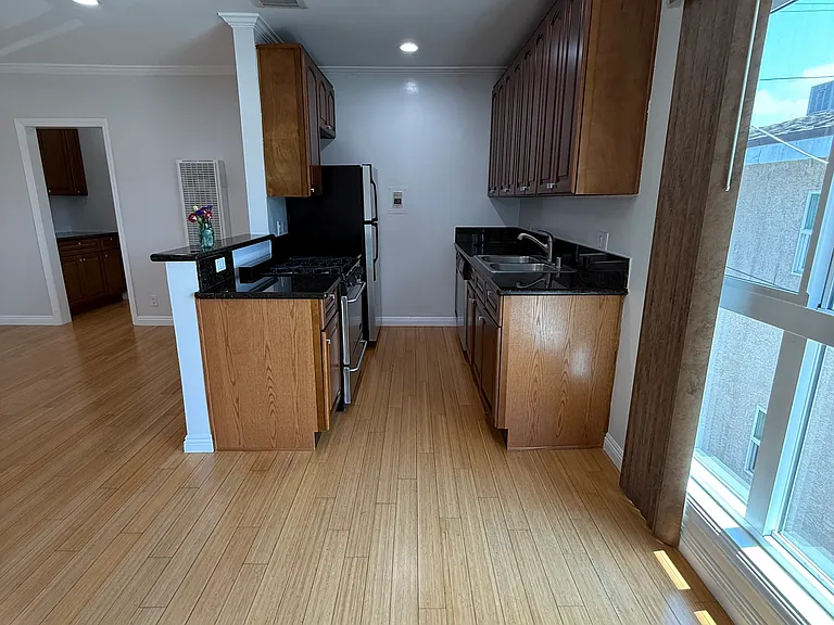 4110 Inglewood Blvd #9 — Photo 3