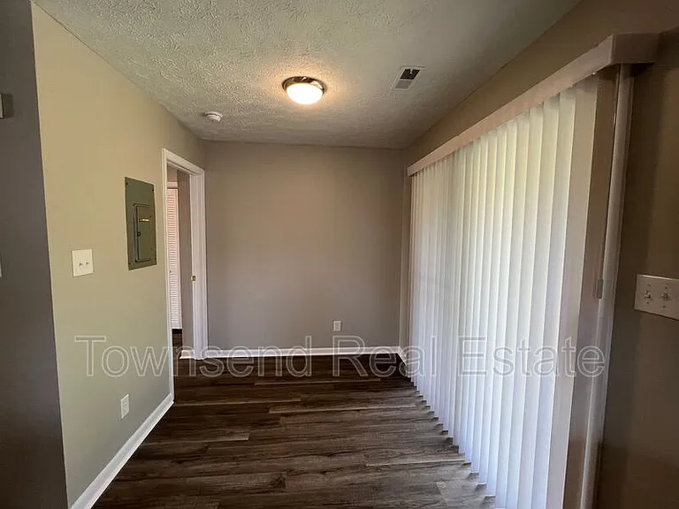 1437C Ireland Dr — Photo 3