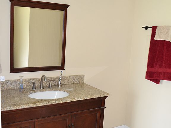 5th image of 122 Evergreen Ln