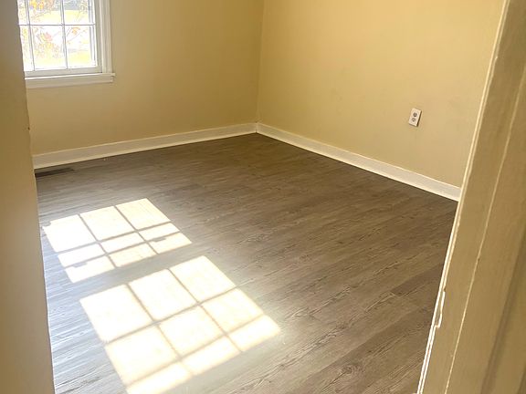 3rd image of 215 Edgemont Dr