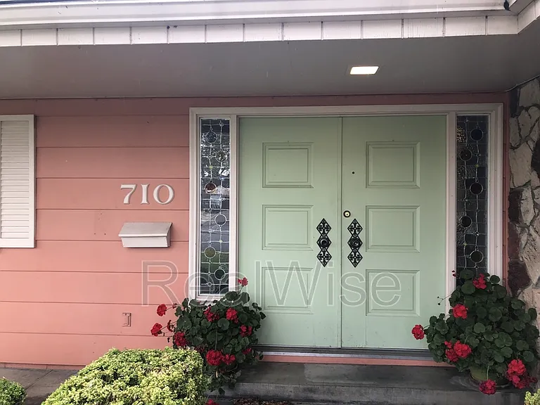710 NW Midland Ave — Photo 5