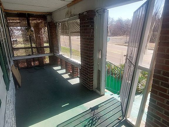 3rd image of 568 E Crump Blvd