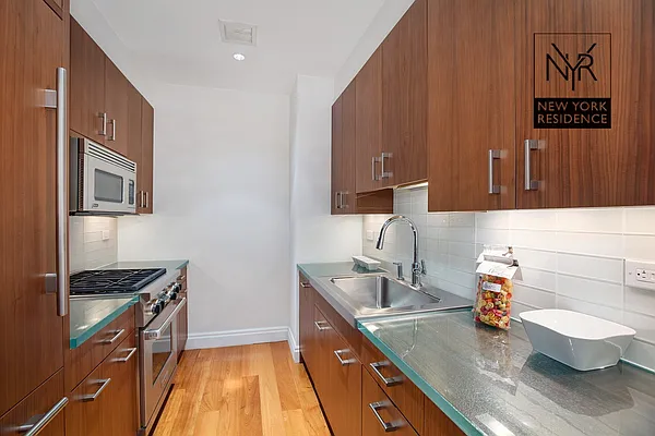 Sold by New York Residence | media 31