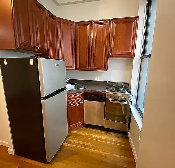418 W 56th St #1R — Photo 3