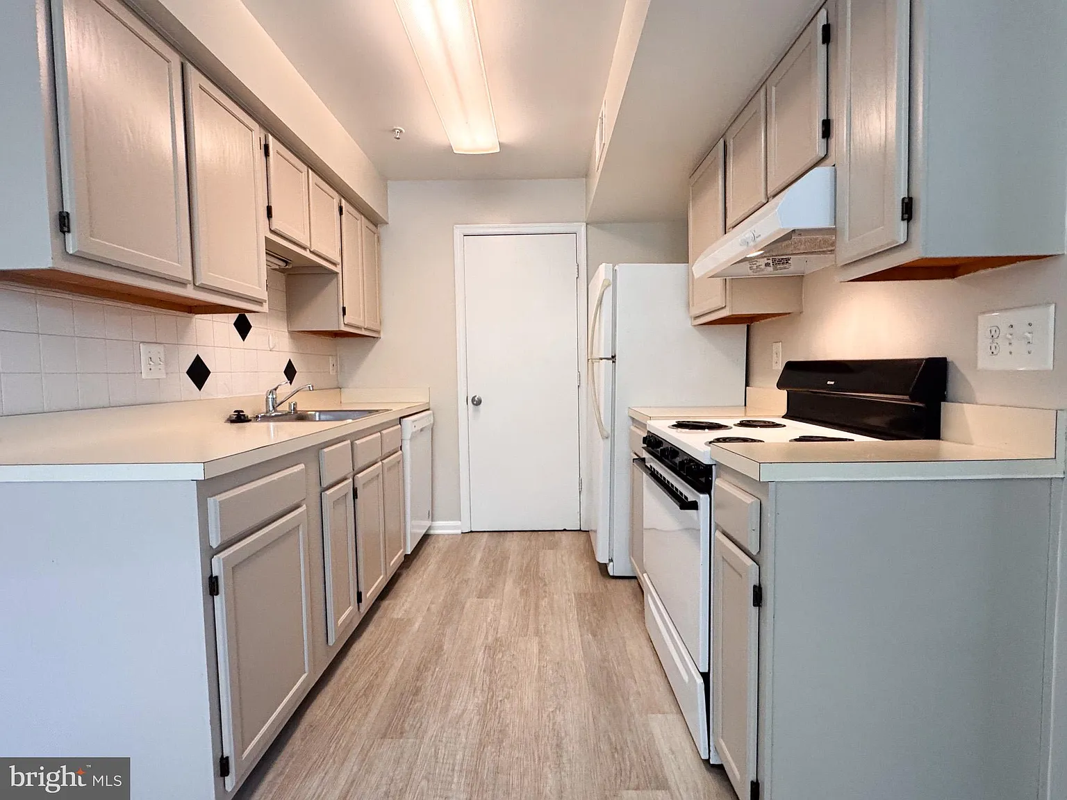 3 bed, 2.0 bath, 1043 sqft, $2,095 — Photo 2