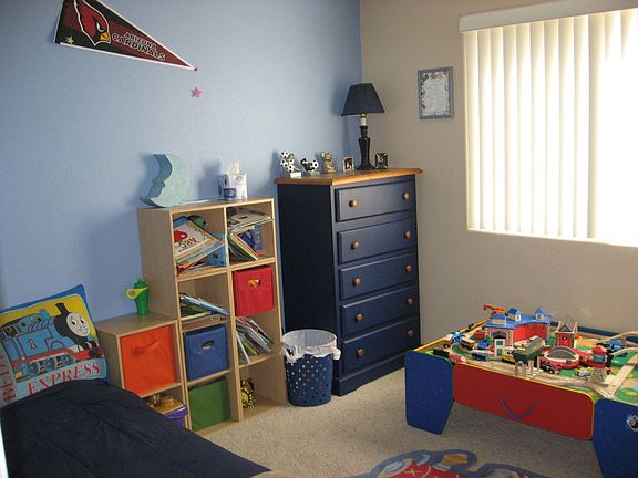 Two tone paint in boy's room