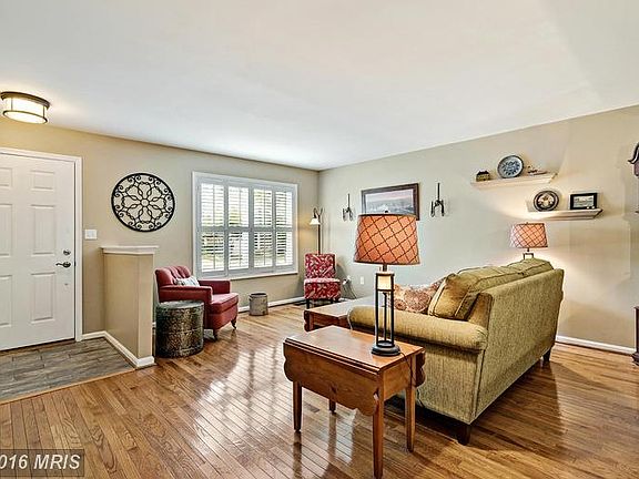 4th image of 560 Highland Towne Ln