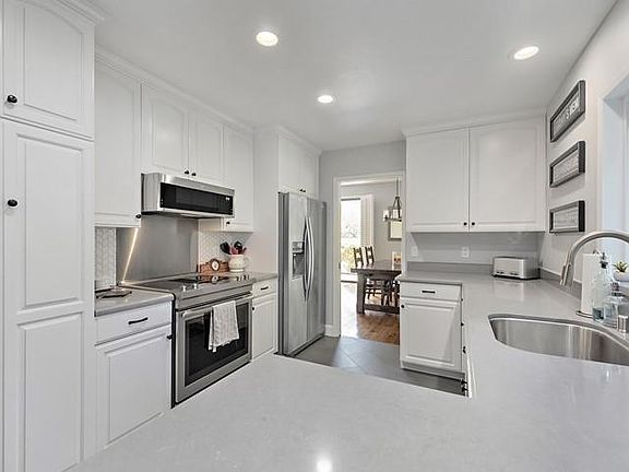 4th image of 2409 Sharon Oaks Dr