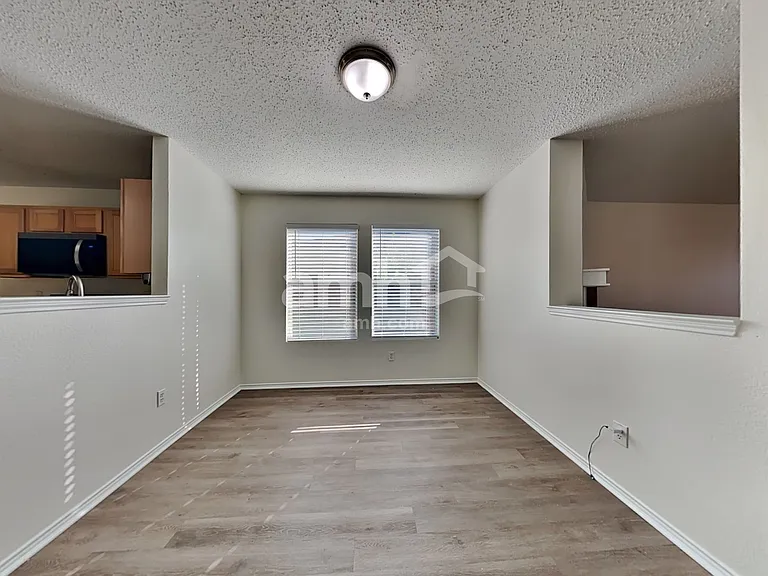 6040 Crescenzio Dr — Photo 5