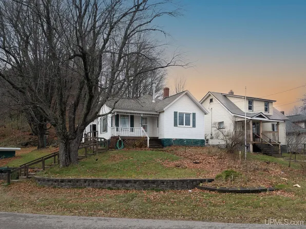 163 Cliff St, Ishpeming, MI 49849
