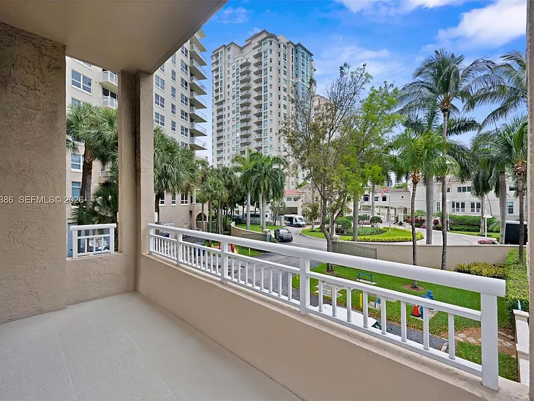 19501 W Country Club Dr #208 — Photo 13