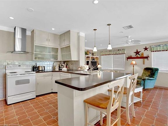 3rd image of 2460 Lakeview Dr