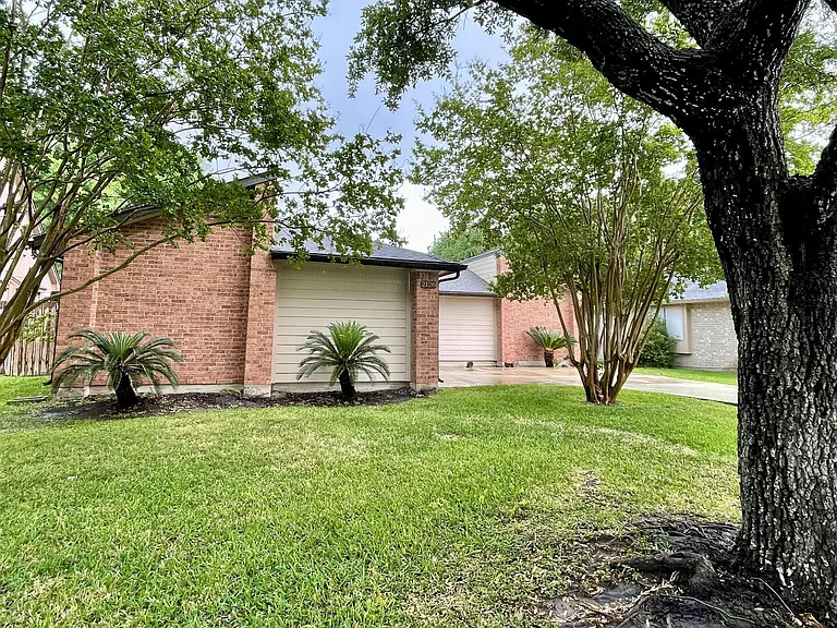 2126 Collingsfield Dr — Photo 4