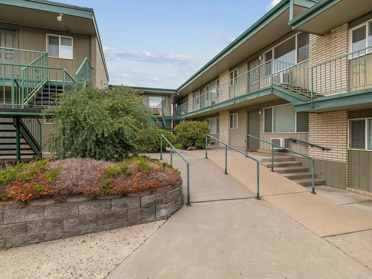 The Oaks Apartments — Photo 4