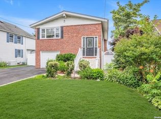 12 Nimitz St, Huntington, NY 11743
