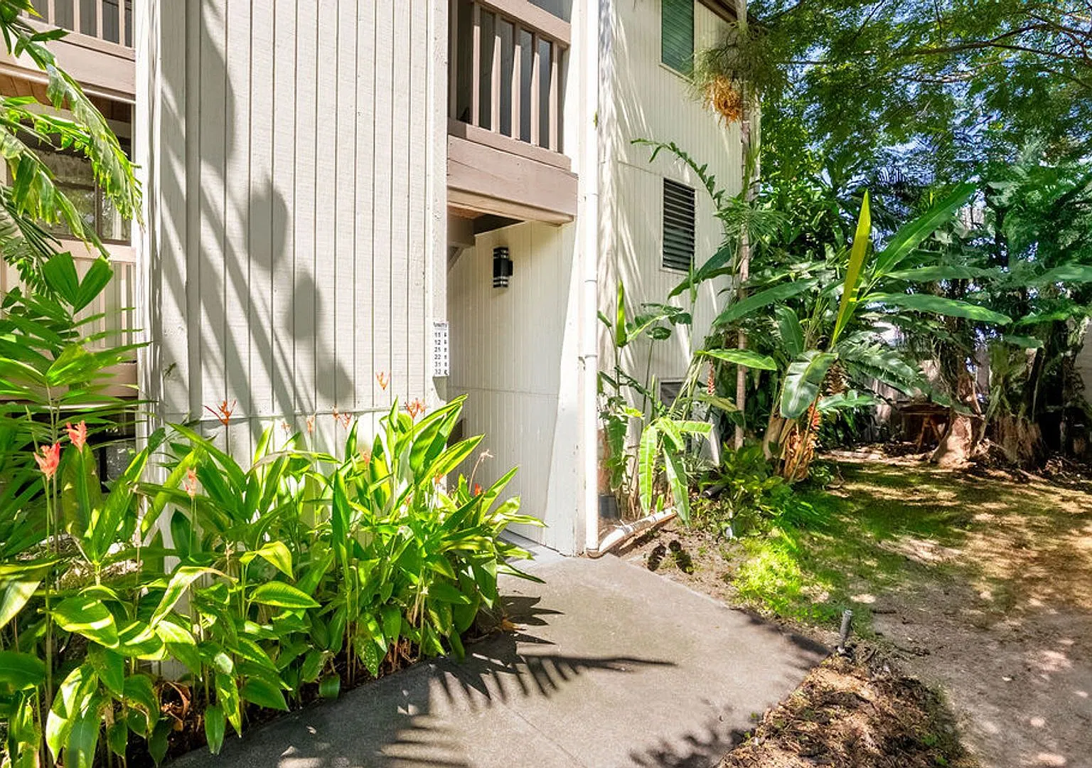 Unfurnished 3 bedroom 3 bath condo with ocean views — Photo 2