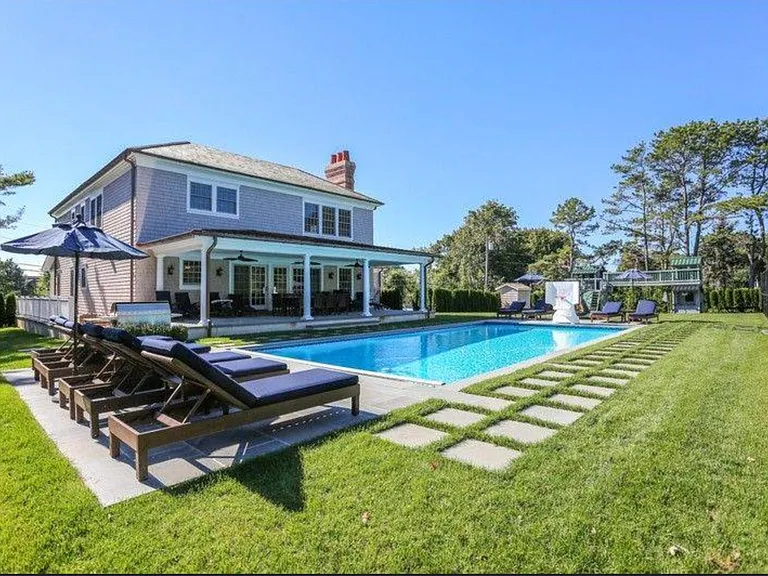 39 Middle Pond Rd — Photo 3