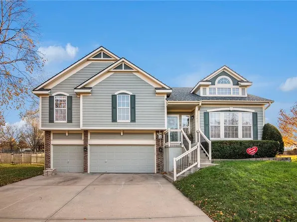 2421 NE Carousel Ct, Lees Summit, MO 64086