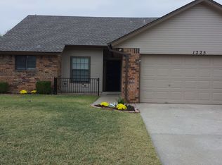 1225 Dodd Dr, Midwest City, OK 73130