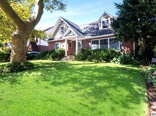 88 Roosevelt St, Garden City, NY 11530