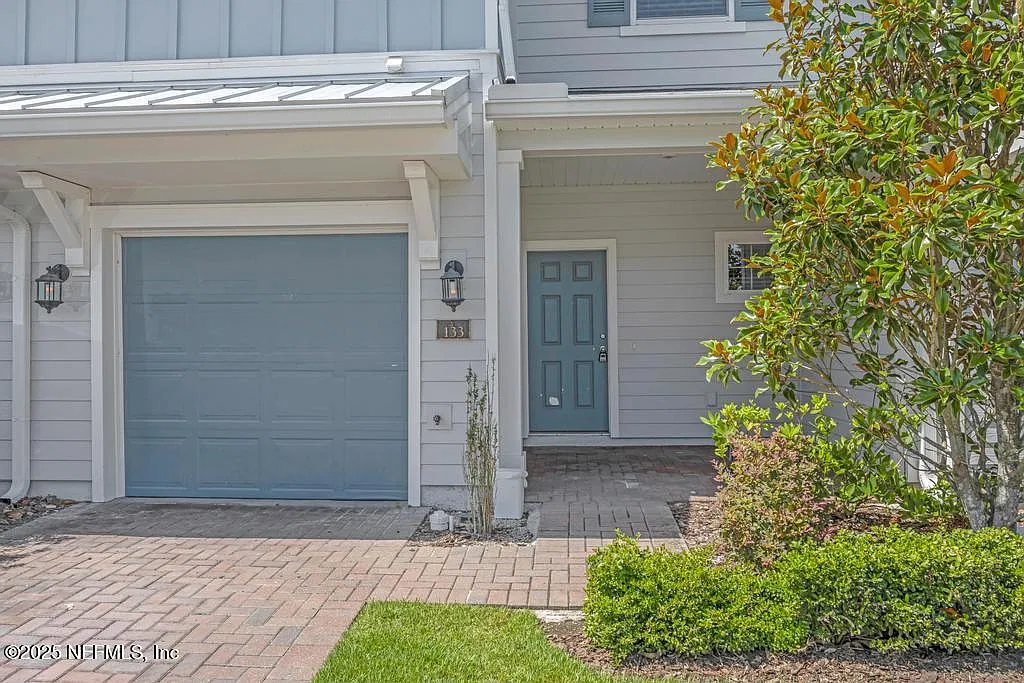 3 bed, 2.5 bath, 1631 sqft, $2,300 — Photo 3