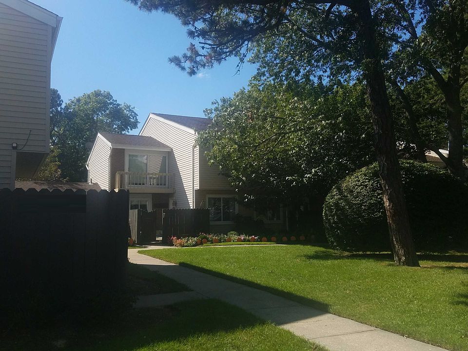 2nd image of 215 Springmeadow Dr Unit G
