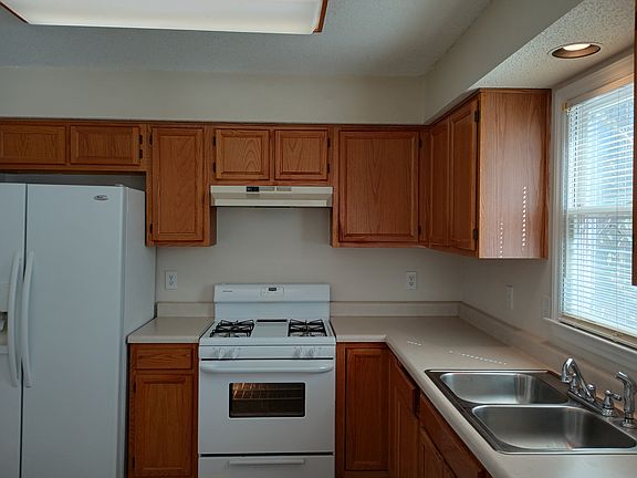 5th image of 212 Hemmingwood Dr
