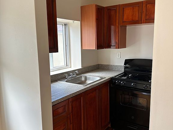 4th image of 2861 Grace Ave #1