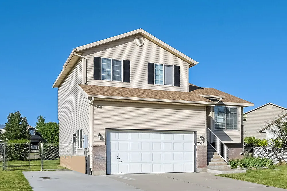 5 bed, 3.0 bath, 1941 sqft, $2,640 — Photo 1