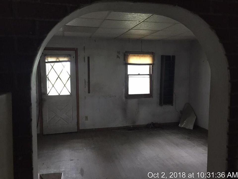 2nd image of 324 Jackson St N