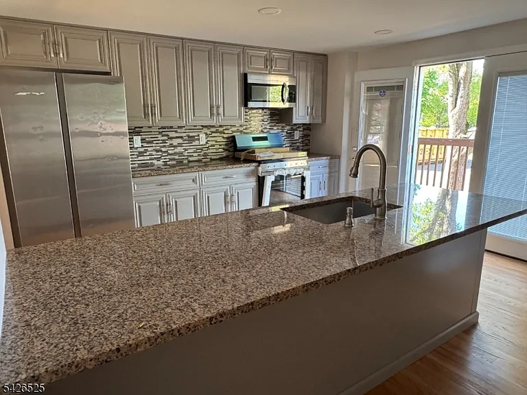 87 Fairview Ave — Photo 4