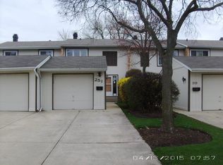 251 Edgewater Dr, Bloomingdale, IL 60108