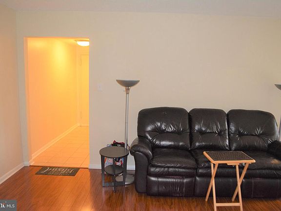 5th image of 611 Center St APT 103