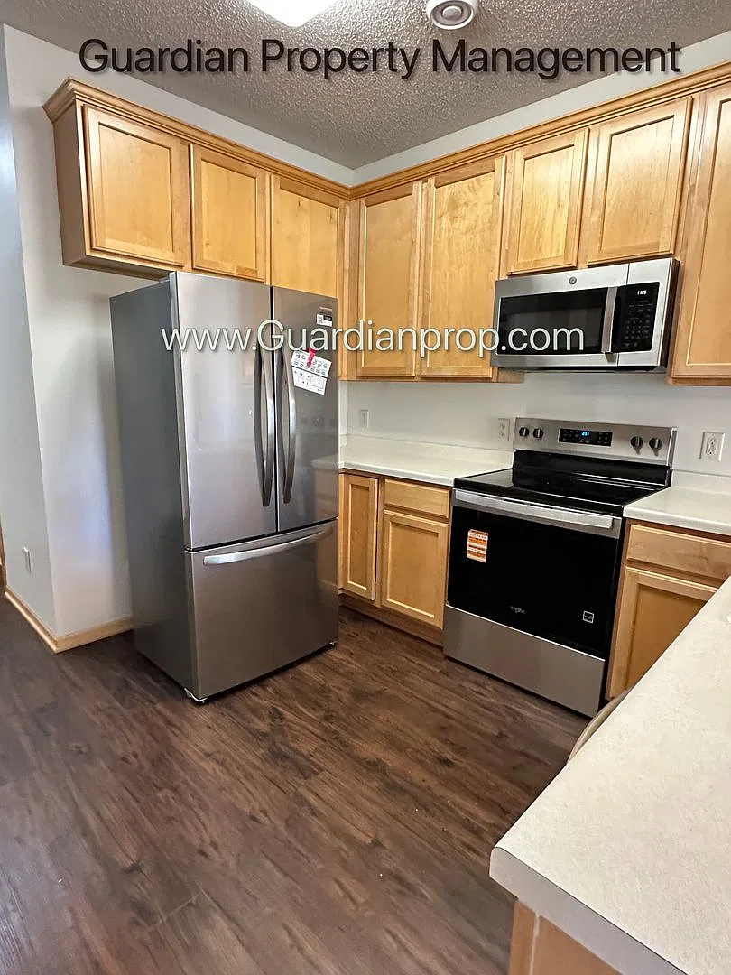 Maple Grove End Unit, 2 Car Garage, Washer/Dryer, Dishwasher — Photo 2