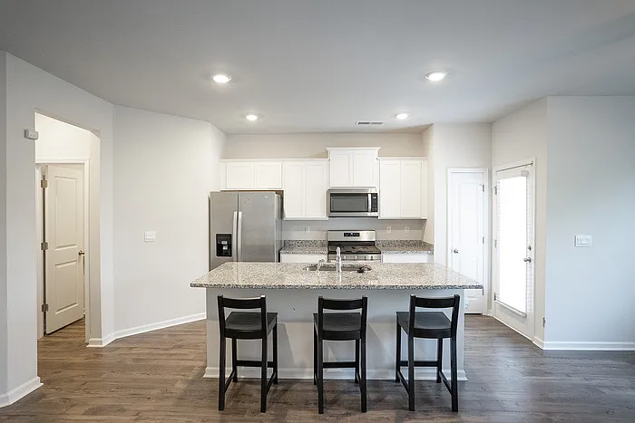 3 bed, 2.5 bath, 1435 sqft, $1,550 — Photo 2