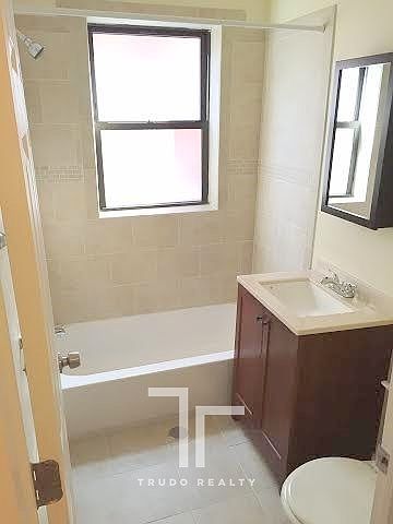 2nd image of 1347 N Dearborn St #5th