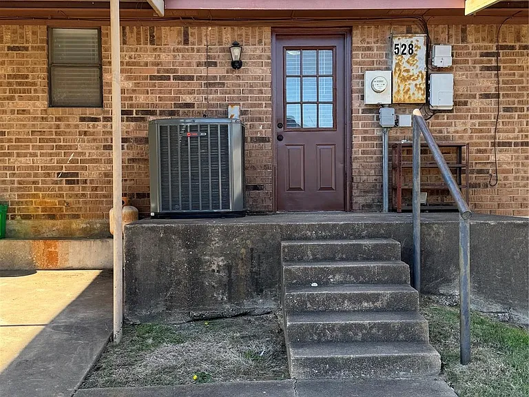 528 Post Oak Ln — Photo 18