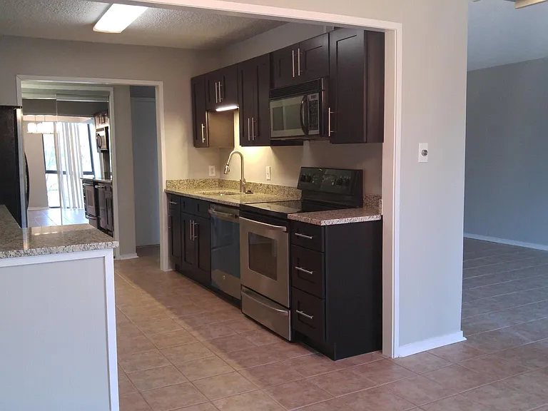 2311 Pimmit Dr — Photo 3